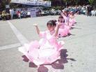 旧金山法轮功学员学员国庆日在中国城举行义演活动, 展现法轮大法的美好 2002-07-11