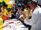 Published on 8/13/2004 On August 8,2004, Boston Falun Dafa practitioners participated in the Chinatown Mid-Fall Festival celebration. Practitioners prepared flyers in multiple languages, and balloons with "Falun Dafa is Good" printed on them. Practitioners also clarified the truth to tourists by teaching them to fold paper lotus flowers and telling them the story behind the flowers. 