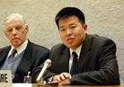 在联合国举办的中国信仰自由问题研讨会上, 法轮功学员陈刚自述在北京的劳教所遭受的酷刑迫害 2004-04-14
