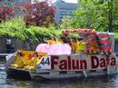 加拿大法轮功学员庆祝“首届法轮大法节”，图为大法游船参加郁金香节花船游行 2001-05-19