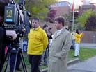 Published on 10/2/2003 On September 29, 2003,Falun Dafa practitioners staged a symbolic public trial of Jiang Zemin on Walk Street in downtown Calgary. It attracted the attention of several local media outlets and passersby.