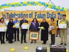 Published on 6/26/2002 Joyfully Celebrating "Australia Falun Dafa Day" in Front of the Parliament House in Canberra (Photos)