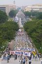 法轮功学员在华盛顿游行 呼吁紧急救援在中国大陆被迫害的同修  美国 2001