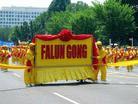 Published on 7/6/2003 On July 4, 2003, more than 60 organizations from across the US representing different ethic backgrounds held a grand parade along Constitution Avenue in Washington DC to celebrate US’s Independence Day. This year Falun Gong practitioners were among the Philadelphia and DC Parade procession. The Falun Gong formation was huge and presented traditional Chinese culture programs including dragon dance, waist drums, Tang Dynasty Costume Show, Fairy Costume Show to tens of thousands of spectators along Constitution Avenue.