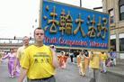 Published on 5/25/2004 On May 22, 2004, more than a thousand Falun Gong practitioners converged in Chicago and held a series of large-scale peaceful appeal activities in Chinatown and downtown Chicago. They exposed Jiang and his followers’ brutal persecution of Falun Gong practitioners over the past five years. The activity included a parade of a thousand people in Chinatown and downtown Chicago, and an exhibition entitled "Persecution and Principle" held in Chicago’s Federal Plaza. The exhibition used live models to illustrate the persecution against Falun Gong.