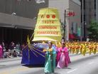 Published on 7/8/2004 On July 4, 2004, a grand Independence Day Parade was held in downtown Atlanta. Nearly a hundred groups participated in the parade. When Falun Gong practitioners’ lineup was passing by the stage, the host announced, "Falun Dafa, incredibly beautiful!"