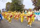 Published on 11/21/2006 North Carolina: Falun Gong Practitioners Highlight Christmas Parade in Raleigh (Photos)