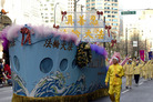 Published on 11/22/2006 Canada: Falun Gong Brilliantly Shines in Vancouver Santa Claus Parade (Photos)