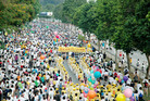 Published on 5/24/2006 Singapore: Falun Gong Practitioners' Waist Drum Troupe Becomes Focus During the Big Walk (Photos)