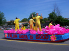 Published on 6/24/2006 Michigan: Falun Gong Practitioners Participate in Local Parade to Raise Awareness of the Persecution (Photo)
