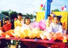 Published on 12/26/2001 New Zealand Practitioners Won the "Best of Category" Prize for their Christmas Float 
