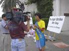 Published on 8/26/2001 On August 26, 2001, it was the fifth day of Texas practitioner Qiaoyu Zhou’s hunger strike in front of the Chinese Consulate. In the past five days, although having not eaten anything, she still looked strong and healthy. At noon, she read a statement reiterating her purpose of the hunger strike and expressed gratitude to those who extended help. She conducted interviews with local TV stations.

