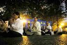 Published on 11/9/2002 The Hong Kong Legislature held the first public hearing on legislation based on Article 23 of Basic Law on November 7, 2002. From 4:00 to 7:00 p.m., over one hundred Falun Gong practitioners held a sit-in protest in Chater Gardens. They protested the legislation that extends the Jiang regime’s persecution to Hong Kong. The practitioners also sent forth righteous thoughts intensively to eliminate evil factors in other dimensions behind the persecution