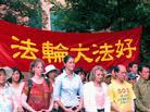 Published on 7/5/2002 On July 3, 2002, from 3:00 p.m. to 6:30 p.m., 200 Falun Gong practitioners from more than ten countries and regions gathered at the Chater Garden to hold a peaceful appeal. The practitioners openly appealed to the Hong Kong government to not succumb to the pressure from Jiang’s dictatorship, but to respect Hong Kong’s human rights and rule of law, safeguard the Hong Kong people’s fundamental interests and treat Falun Gong with justice and rationality.