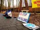 Holland: Falun Dafa Practitioners Protest Jiang's Persecution Outside the Chinese Embassy 