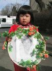 两岁半的小法度怀抱被迫害致死的父亲的遗像在中国驻瑞士大使馆前，和平请愿 2003-04-03