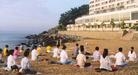 Published on 9/5/2003 Wu Bangguo, Chairman of the People’s Congress of Mainland China, recently visited Korea and stayed in the Korean Seashore Hotel at Haeundae District of Busan. As soon as they heard of this news, Busan Falun Dafa practitioners went to the hotel before dawn on September 4. On the beach in front of this hotel, the practitioners practiced the Falun Gong exercises, send forth righteous thoughts, protested against the torture and killing of Falun Dafa practitioners and requested immediate release of all the Falun Dafa practitioners illegal detained by Jiang’s regime.
