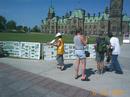  纪念“国际支持酷刑受害者日” 渥太华学员在国会前举办图片展