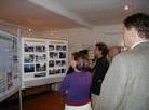 Published on 9/6/2001 In the city of Biedermannsdorf, Austria, 2001, Falun Dafa practitioners held a photo exhibition.Upon learning about the brutal persecution of Falun Dafa practitioners by Jiang Zemin’s regime, the mayor of Biedermannsdorf was shocked and expressed support for the Falun Dafa Photo Exhibition.