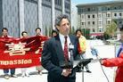 Published on 7/3/2003 San Francisco: Practitioners Hold Press Conference Regarding Two Chinese Officials Found Guilty by US Court of Crimes Against Humanity-At 1:30 p.m. on July 2, 2003, Falun Gong practitioners and an attorney from the CJA (Center for Justice & Accountability) held a press conference in front of the Federal District Court of the Northern San Francisco. The press conference announced that San Francisco Judge Edward M. Chen recently denied foreign sovereign immunity to former Beijing Mayor, Beijing Party Secretary Liu Qi and Deputy Governor of Liaoning Province Xia Deren. In a report Judge Chen submitted to the court, both Chinese officials were found guilty of overseeing the torture of Falun Gong practitioners. The press conference also informed the media of the lawsuit underway against former Chinese leader Jiang for genocide and crimes against humanity.