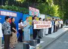 Published on 6/30/2004 Chinese Vice President Zeng Qinghong was suspected of having hired gunman to kill Falun Gong practitioners bringing a lawsuit against him during his visit in South Africa. Vancouver practitioners held a press conference in front of the Chinese Consulate on 6/29/04. In the press conference Jiang’s political group was soundly condemned for extending its state terrorism beyond China’s borders and persecuting Falun Gong practitioners overseas.