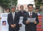 Published on 7/12/2004 After Falun Gong practitioners delivered a statement to the Chinese Embassy in Seoul regarding the South Africa shooting incident on June 30, 2004, practitioners held a press conference in front of the Chinese Embassy on 7/10/04 to strongly condemn Jiang group’s terrorist act of employing thugs to shoot practitioners.