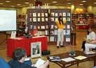 渥太华法轮功学员在联锁书店Chapters举办的法轮功教功班 2000-07-04