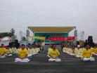 Published on 11/23/2003 (2003): November 22 is the annual Grouper Cultural Festival in Yong-an Township, Kaohsiung County. Crowds of people were attracted to the event. Kaohsiung Dafa practitioners collect signatures and demonstrate the Falun Dafa exercises.