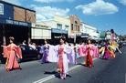 Published on 9/28/2004 On 9/25/03, Falun Gong practitioners from Sydney drove to the quiet town and joined local practitioners to participate in the parade. They also set up an information table to introduce Falun Dafa to visitors.