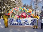 Published on 11/26/2003 On November 22, 2003, an annual Christmas parade was held at Banff, a famous tourist attraction in Canada to greet the coming of Christmas.
Falun Gong Practitioners attended the parade and introduced Dafa to the local residents.