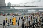 Published on 4/16/2004 On the afternoon of April 10, 2004, about 200 Falun Gong practitioners gathered in Bitan, a well-known scenic site in Taipei, held group exercises and introduced Falun Dafa to the public.
