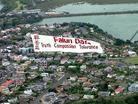 Published on 12/2/2003 During the annual Auckland Christmas parade on November 30, a 10x30 meter banner pulled by a plane flew in the sky above the parade and brought the message of Falun Dafa and Truth-Compassion-Tolerance to the spectators.
