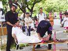 Published on 10/11/2004 On 10/9/04, Falun Gong practitioners held their second "Live Reenactment of Torture Methods and Anti-persecution Photo Exhibition" in downtown Kao Hsiung,Taiwan.