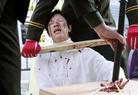 Published on 12/5/2004 Since11/14/04, Falun Gong practitioners have been holding a live torture reenactment every Sunday to expose the Jiang faction’s brutal persecution against Falun Gong practitioners in China