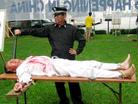 Published on 6/9/2004 "Dead person’s bed" is used to torture Falun Gong practitioners. There was a demonstration in Brunswick, Georgia on 6/8/04 near the site of the G8 Summit.