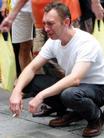 Published on 7/30/2004 On 7/17/04, French Dafa practitioners simulated torture scenes in Paris to expose the Jiang  regime’s persecution of Falun Gong. People signing their names against the persecution in China