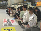 Published on 6/14/2002 On June 13, 2002, IcelandAir refused to allow 34 Falun Gong practitioners from the US, Canada, France, Australia and other countries to board its flights in Paris.Falun Gong practitioners from various countries being forced to stay in Paris International Airport hold hunger strike to protest the Jiang regime’s manipulation of the Icelandic government to prevent Falun Gong practitioners from entering Iceland