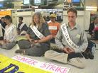 Published on 6/14/2002 On June 13, 2002, IcelandAir refused to allow 34 Falun Gong practitioners from the US, Canada, France, Australia and other countries to board its flights in Paris.Falun Gong practitioners from various countries being forced to stay in Paris International Airport hold hunger strike to protest the Jiang regime’s manipulation of the Icelandic government to prevent Falun Gong practitioners from entering Iceland