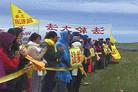Published on 6/19/2002 After bringing forth the kind-hearted Icelandic people’s support of Falun Dafa, Jiang fled amidst public condemnation at 9:00 a.m. on June 16, 2002.

On the evening of June 15, Dafa practitioners obtained a permit to display banners beside the road that Jiang had to pass by on his way to the airport.

