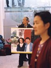 2002年2月26日在中国遭受迫害的法轮功学员林慎立被营救出国抵蒙市机场,妻子在机场等待