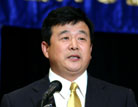 Master Li Hongzhi is present at the 2004 Midwest-US Experience Sharing Conference in Chicago and teaches the Fa