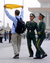 美联社：美国公民在天安门广场上进行支持法轮功的示威后被捕