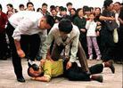 和平请愿的学员，被恶警在天安门广场公然践踏在脚下