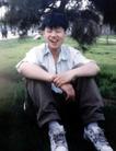 李鑫(21岁)，父亲李再吉(吉林)于2000年7月被吉林欢喜岭劳教所迫害致死，李鑫与母亲祖春荣艰难度日