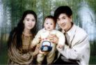 邵林��与父亲邵慧、母亲穆萍被迫害前的全家福照片