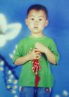 刘默涵(10岁)　父亲刘成军因电视插播真相，于2003年12月26日被迫害致死，刘默涵现由母亲许艳辉抚养