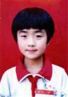 尚丽云(11岁)　父亲尚宝林(山东)2002年10月10日被迫害致死，母亲张增燕被非法绑架。尚丽云沦为孤儿
