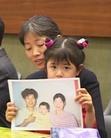 法度(4岁)　父亲陈承勇(34岁，广州)于2001年被迫害致死。法度随母亲戴志珍来到世界上几十个国家，呼吁帮助停止迫害法轮功