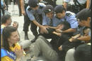  2002年3月14日上午，为阻止学员在中共驻港联络办公室门前的合法静坐示威，香港警方非法暴力抓捕学员，并诬告学员“阻街” 、“袭警” 
