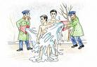 北京拘留所酷刑图示：严冬被强行裸身立于户外 从头向下浇冷水